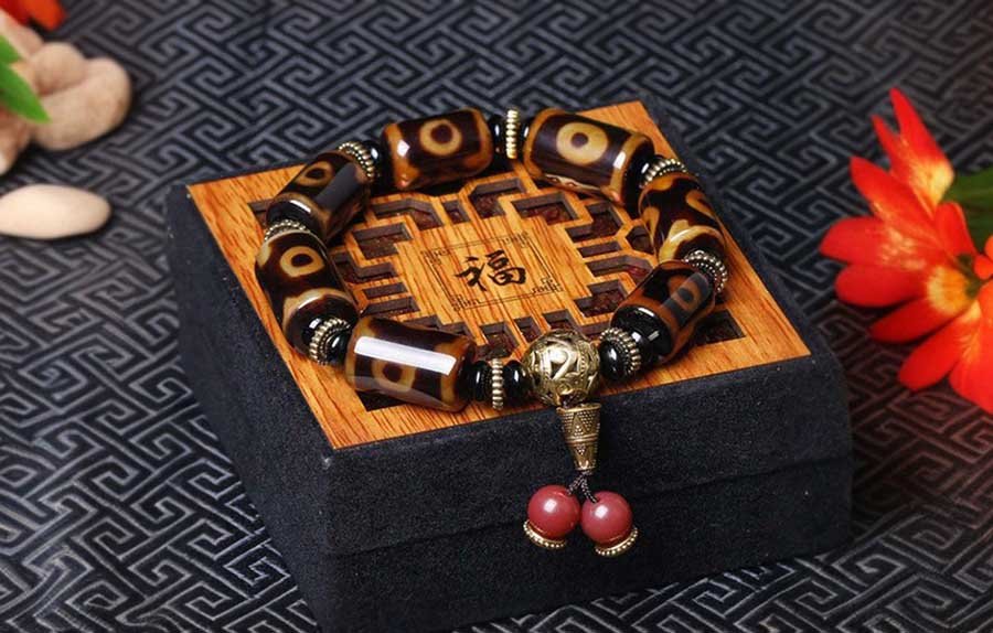 What Materials and Symbols Are Commonly Found in Tibetan Bracelets 2