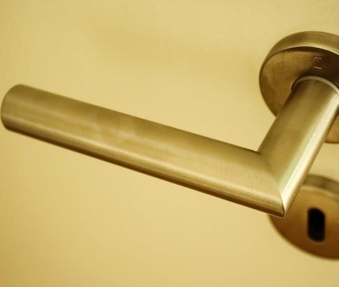 Should You DIY Or Hire A Locksmith