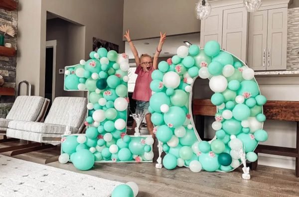 5 ways to use number balloons on a party
