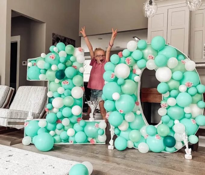 5 ways to use number balloons on a party