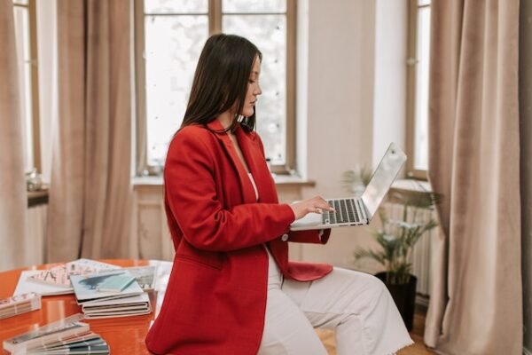5 Side Hustles That Will Allow You to Be Your Own Boss Someday