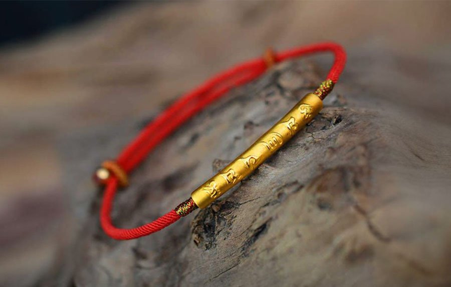 What Materials and Symbols Are Commonly Found in Tibetan Bracelets
