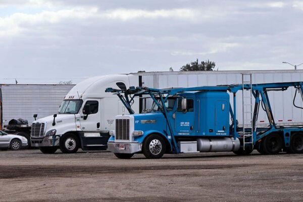 What are the Differences Between a Truck Brokerage and a Solo Dispatcher