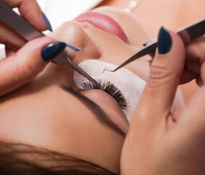 Mastering the Art of Professional Eyelash Extensions