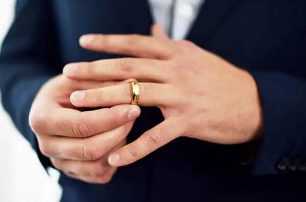 Stylish Men's Gold Ring