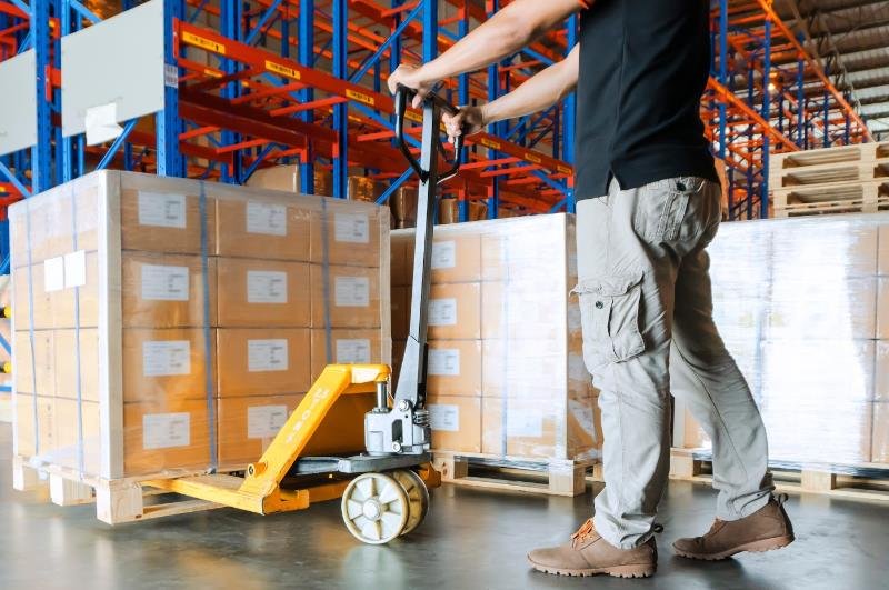 Key Considerations When Choosing Pallet Jacks