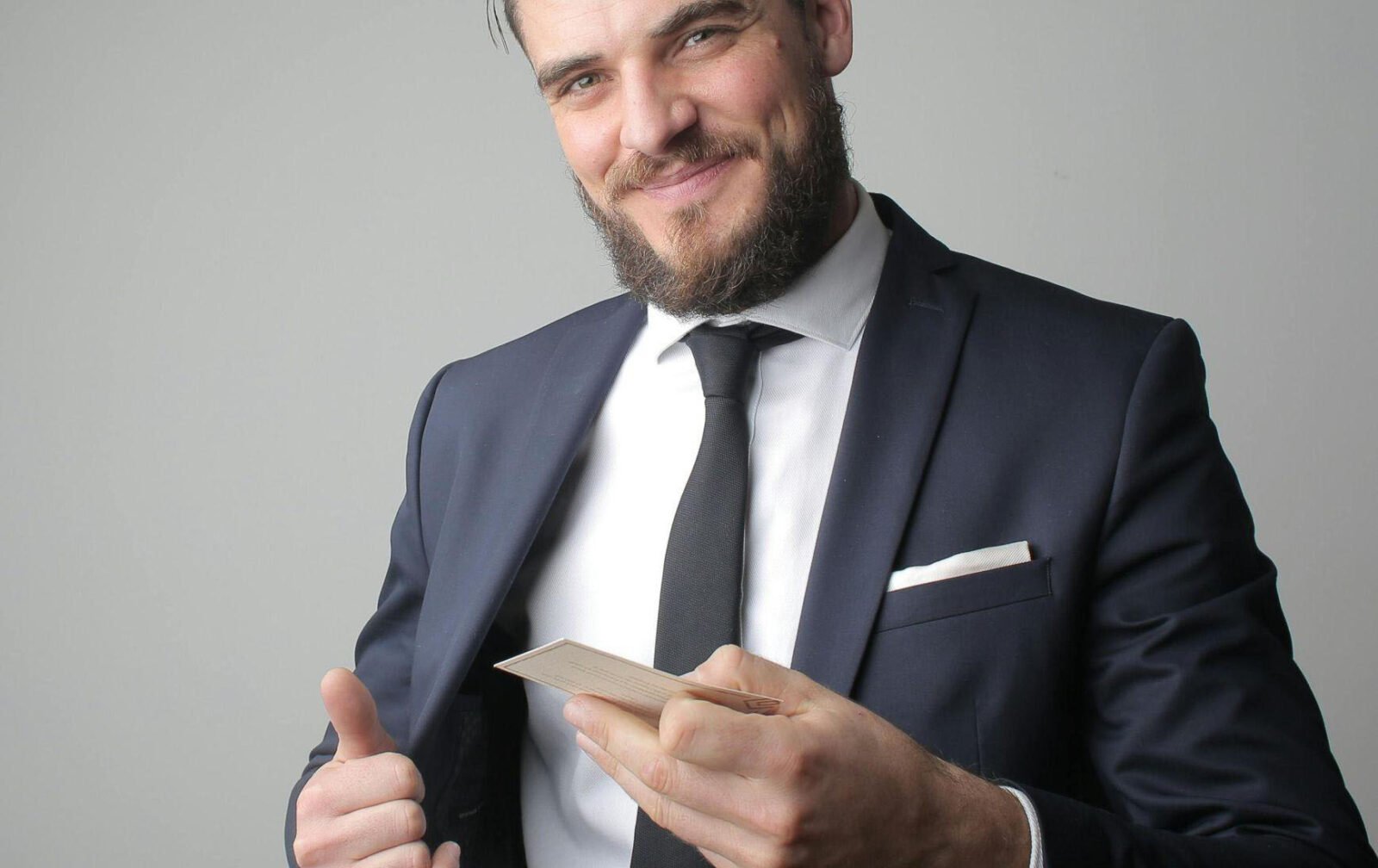 A Helpful Guide on What to Put on a Business Card