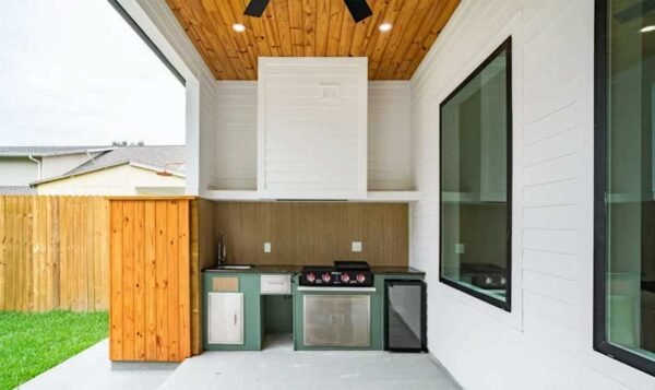 Top Benefits of Hiring an Electrician for Your Outdoor Kitchen Build