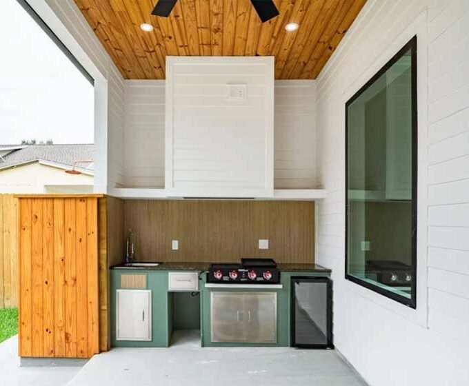 Top Benefits of Hiring an Electrician for Your Outdoor Kitchen Build