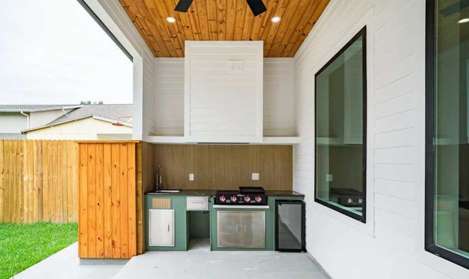 Top Benefits of Hiring an Electrician for Your Outdoor Kitchen Build