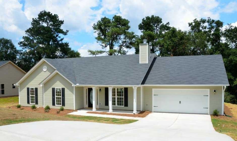 Smooth Driveway Surface: Asphalt vs. Concrete vs. Pavers